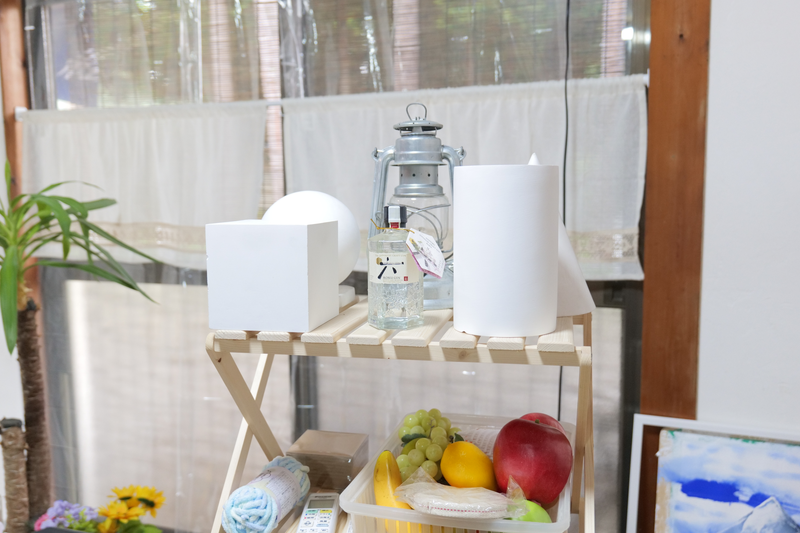 絵画教室ロク｜モチーフ棚に置かれているジンボトルの画像