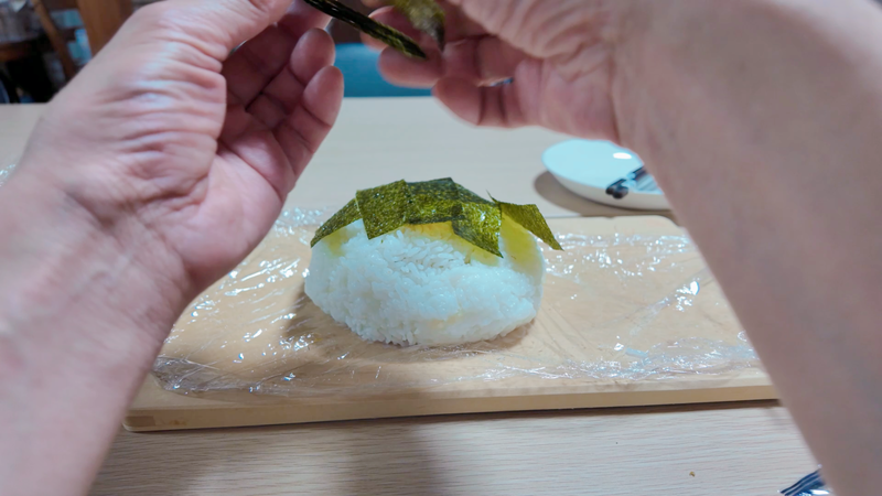 絵画教室ロク｜ロコモコおにぎり｜おにぎりに海苔をのせている画像